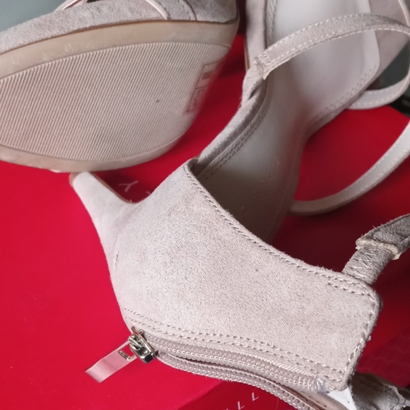 Kelly and Katie Courtnee Sandal - Picture 6 of 8